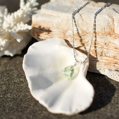 〈リラックスタイム〉【インドネシア産アンダラクリスタル・ライトグリーン】シルバー925　ワイヤーラップ　ミニペンダント