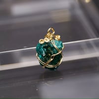 〈最高のハートの癒し・パワーヒーラー〉【コンゴ産　ダイオプテース　ハイグレード大結晶】14KPGF 中サイズ　ペンダント  ２