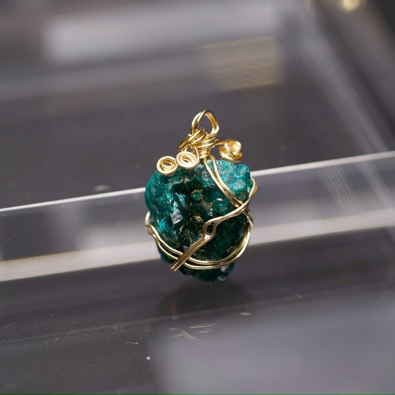 D）透明感のある光を放つ『セレナイト・スパイラルワンド』 Amazon.co