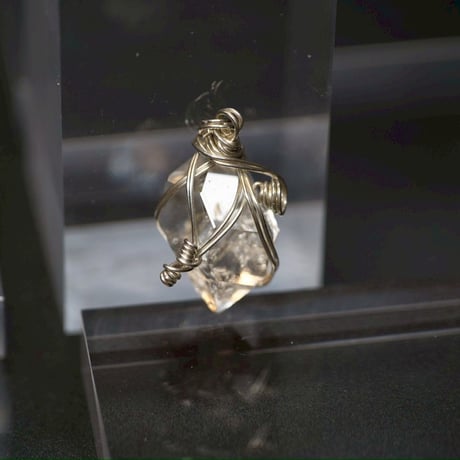 水入り水晶560g巨大黒砂ありエレスチャル エレスチャルクォーツ - 埼玉