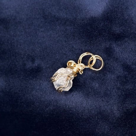 〈超高波動＆無敵の精霊〉ブラジル産　クリアーフェナカイト結晶　14KGF　ミニペンダント（２）