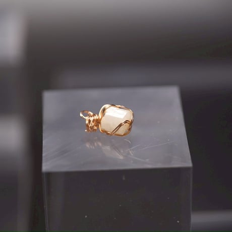 〈最強波動で最上波動と最高の幸せに導く〉【超希少アフリカ産ホワイトフェナカイト結晶　14KPGF 製ワイヤーラップペンダント】