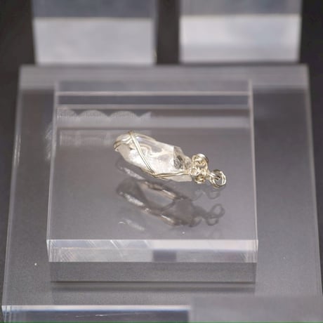 〈宇宙由来の光を地球で放つ〉【超希少　星の種水晶　シルバー925 製ワイヤーラップ　大きめサイズ　ペンダント】  ４