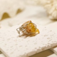 〈黄金の癒しの泉〉【アーカンソー産水晶クラスター　天然ゴールドオーラ】シルバー925製　ワイヤーラップペンダント