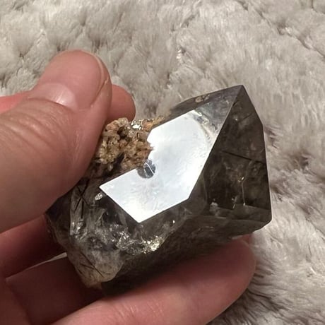 〈ご縁浄化し幸運関係〉【超希少ザギマウンテンクォーツ　エジリン入り＆ミニレインボー入り　スペシャルクリアー　ミディ原石　】