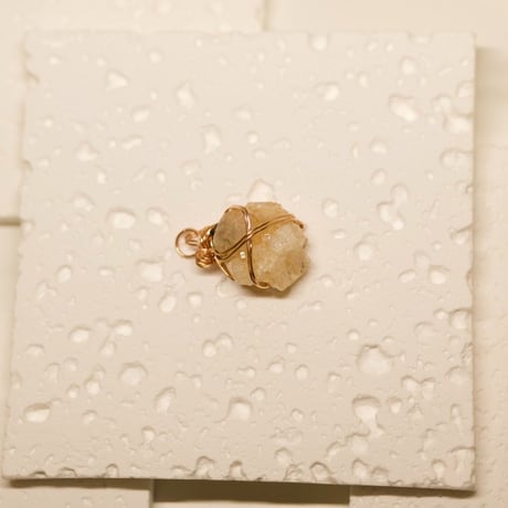 〈最強波動で最上波動と最高の幸せに導く〉【超希少ナイジェリア産クリアーフェナカイト結晶クラスター　14KPGF 製ワイヤーラップ　大きめサイズ　ペンダント】
