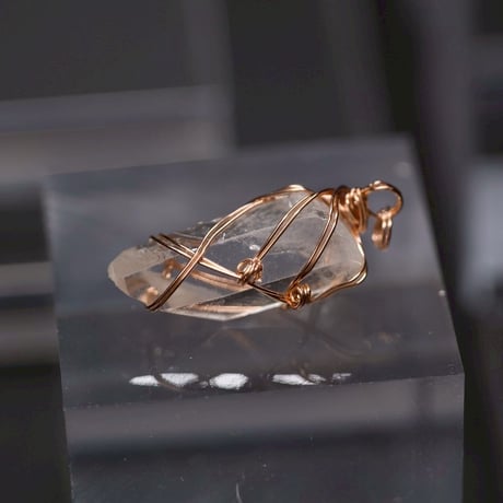 〈宇宙由来の光を地球で放つ〉【超希少　星の種水晶　14KPGF 製ワイヤーラップ　中サイズ　ペンダント】1