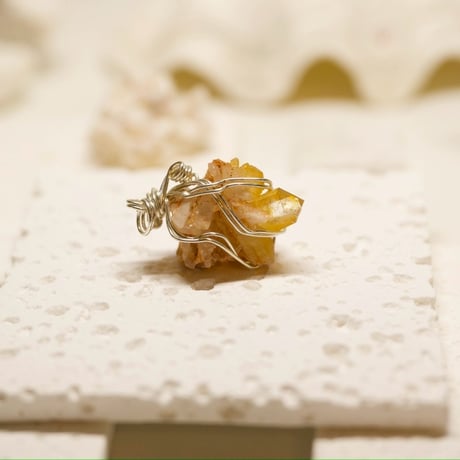 〈黄金の癒しの泉〉【アーカンソー産水晶クラスター　天然ゴールドオーラ】シルバー925製　ワイヤーラップペンダント