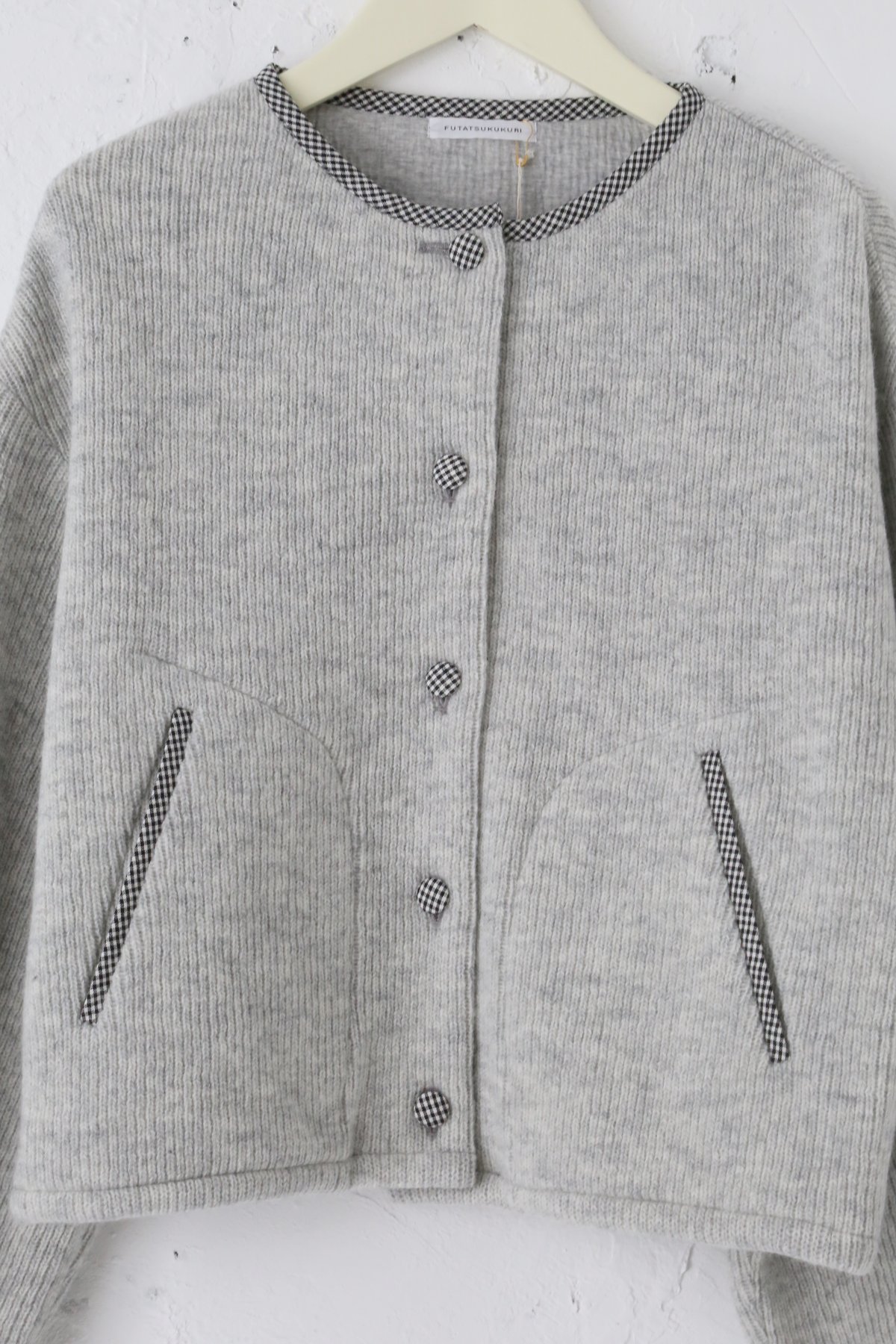 FUTATSUKUKURI 素朴なニットジャケット　花柄 FUTATSUKUKURI 素朴なニットジャケット