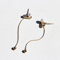 パールのゆらゆら ゴールドラインピアス