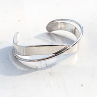 シルバーハチノジバングル