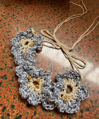 beige lamé Flower choker
