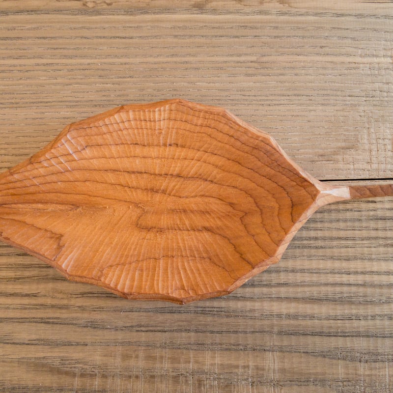 木製 葉っぱ型皿 ブラウン 葉っぱ形木皿 (中) / イチイ | woodplaza's STORE
