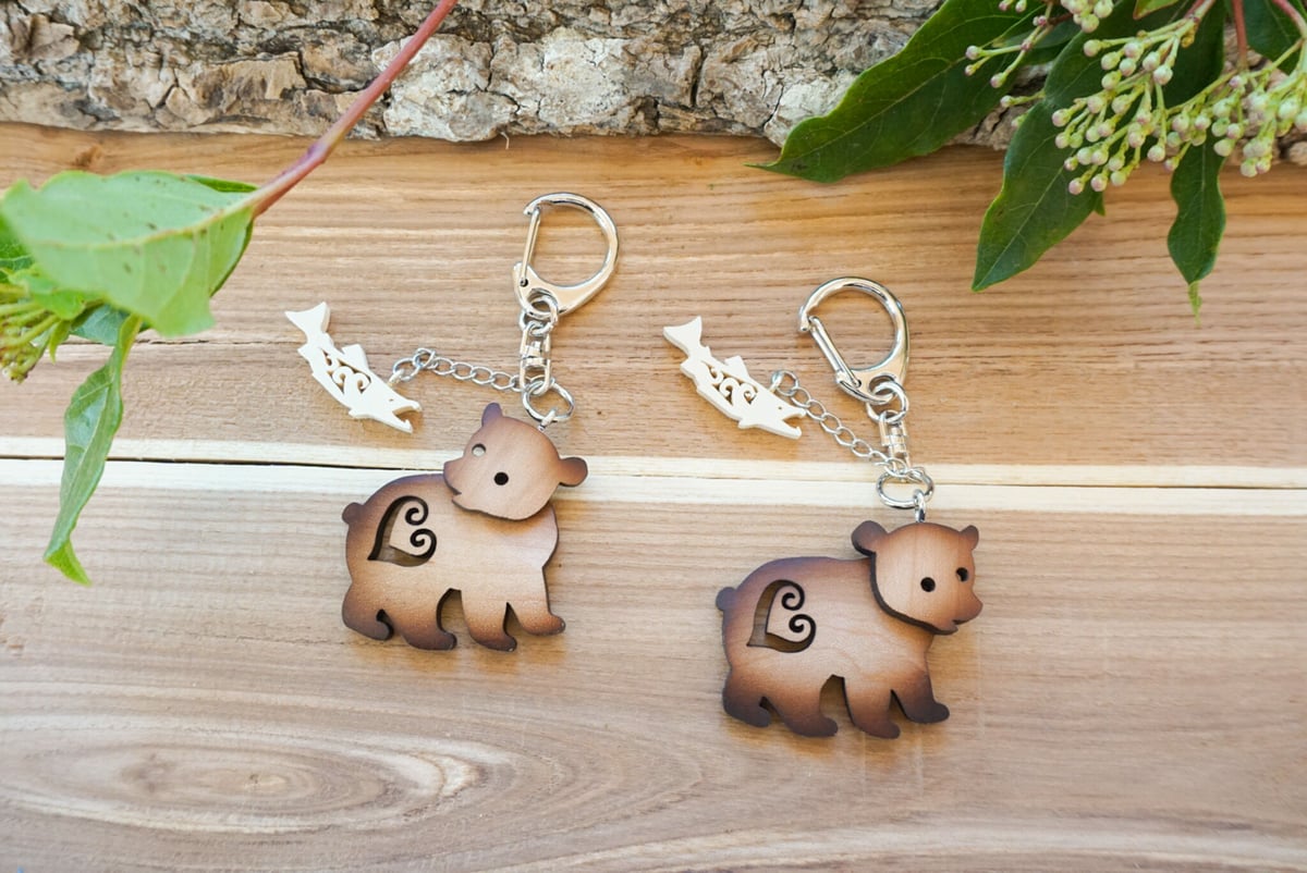 アイヌ文様 クマと鮭のキーホルダー | woodplaza's STORE