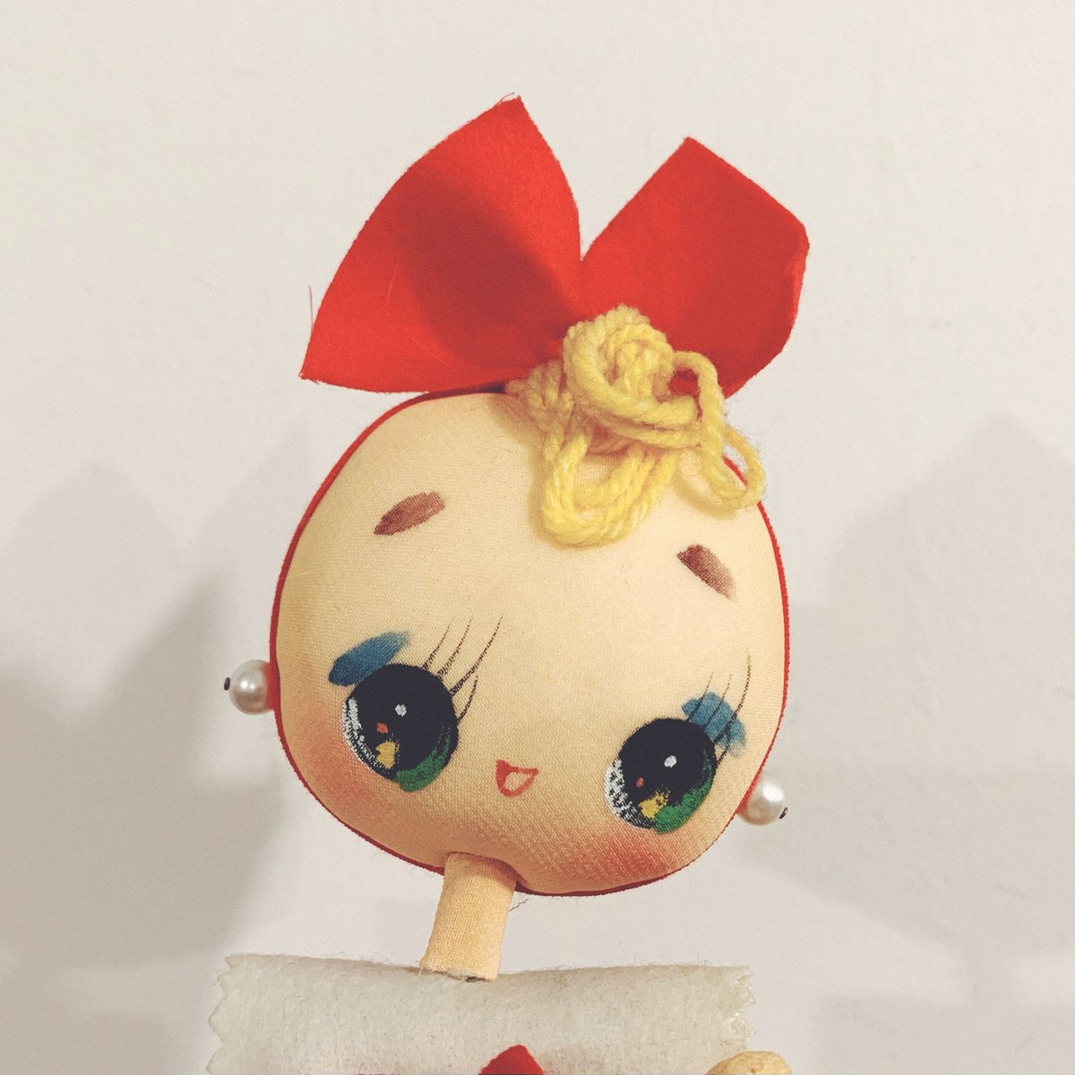 昭和レトロのポーズ人形『赤いリボンの女の子』 | 象々の郷土玩具