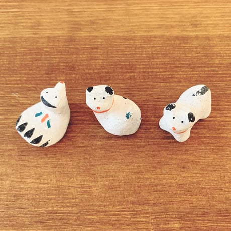 アンティーク三河土人形手描きの美しい瞳やおヒゲ、色彩が美しい招き猫