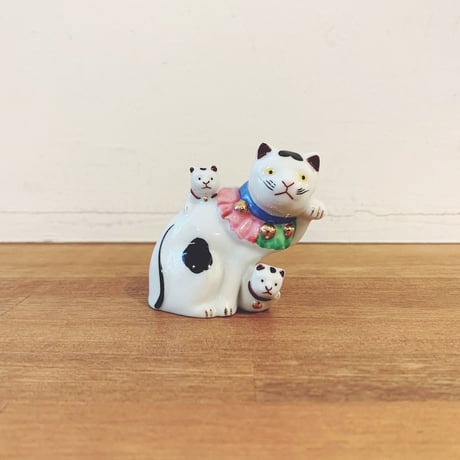 昭和初期　磁器人形　小さな招き猫　まねき猫　ネコ　民芸　縁起物　郷土玩具 昭和初期 磁器人形 小さな招き猫 まねき猫 ネコ 民芸 縁起物