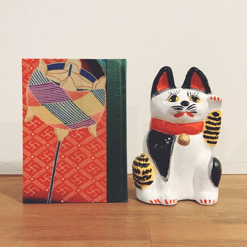 坊ノ谷土人形『招き猫』 | 象々の郷土玩具