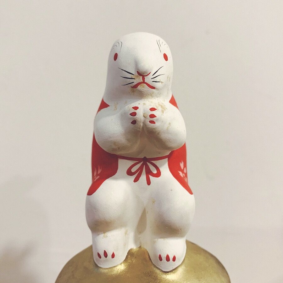 市原土人形・後藤久美の『だるま乗りうさぎ』 | 象々の郷土玩具