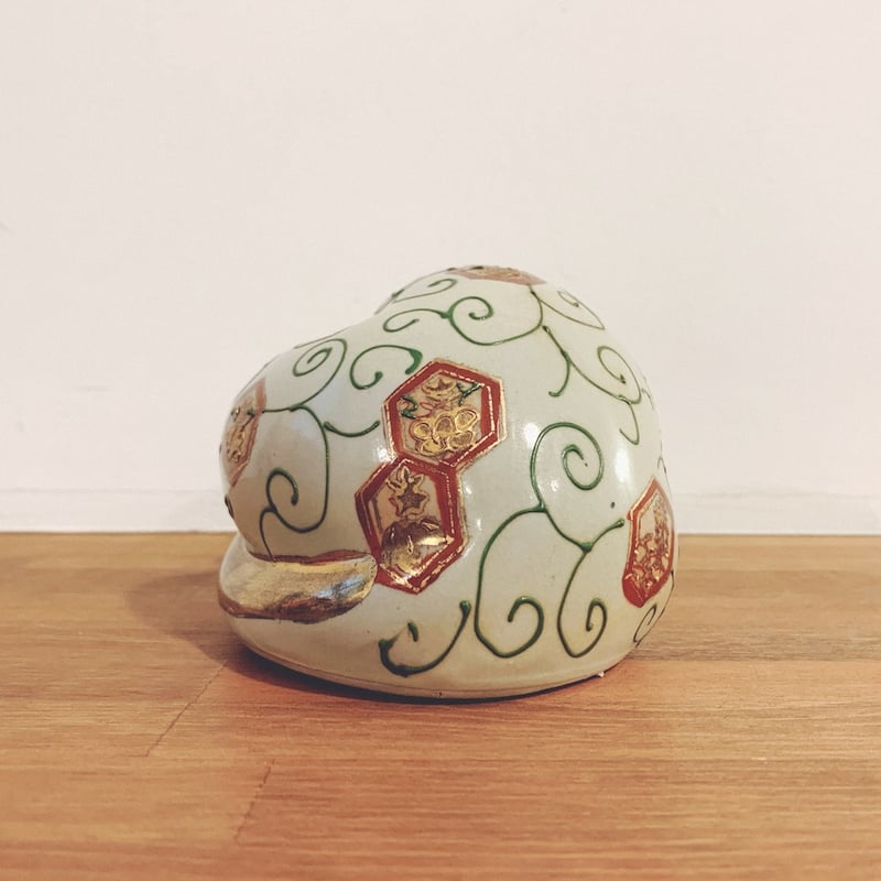 伊万里焼『眠り猫・亀甲唐草』 | 象々の郷土玩具 伊万里焼『眠り猫・亀甲唐草』 | 象々の郷土玩具