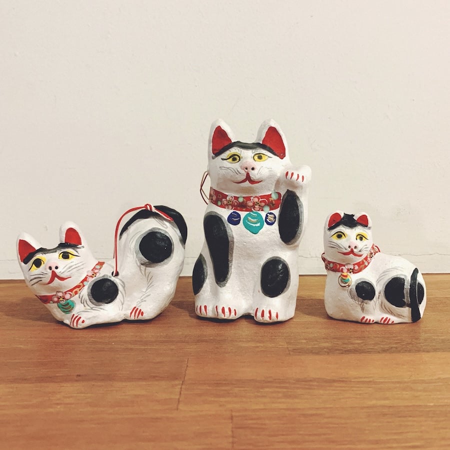 起土人形・中島一夫『ねまり猫鈴』 | 象々の郷土玩具