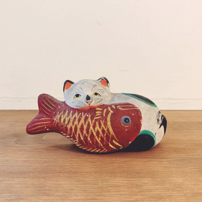金魚咥え猫　陶器製　郷土玩具　堤人形 堤人形の『鯛くわえ猫』 | 象々の郷土玩具