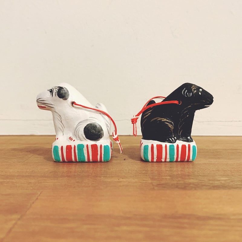 昭和レトロ　土人形　狆　お手をしている犬の陶器鈴置物 起土人形・中島一夫『犬御堂』 土鈴 | 象々の郷土玩具