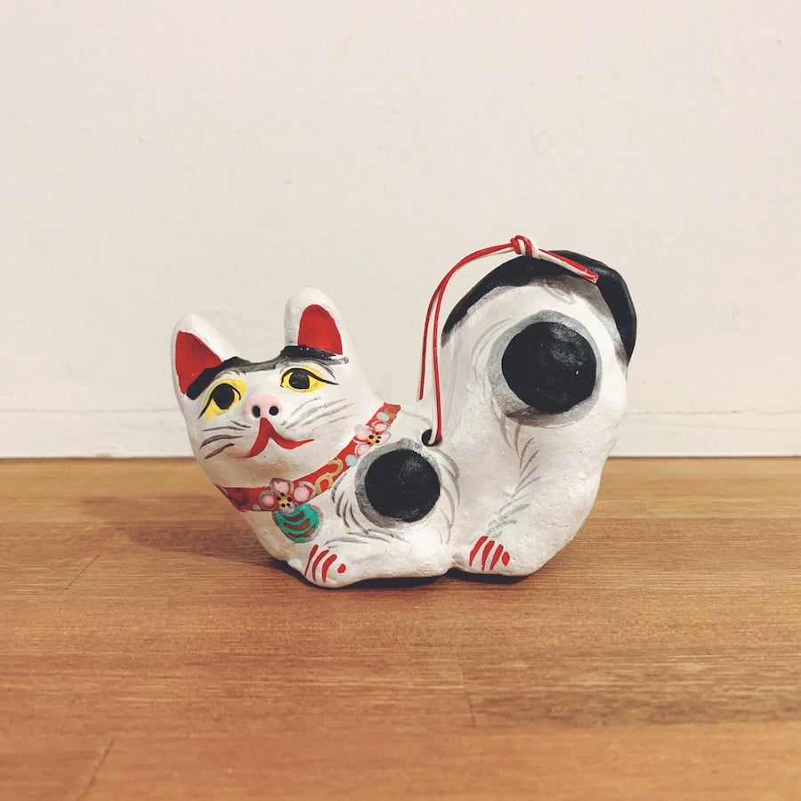 起土人形・中島一夫『ねまり猫鈴』 | 象々の郷土玩具