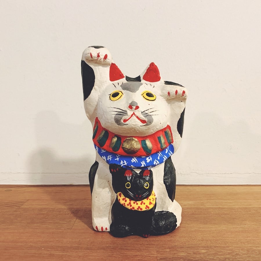 六原張り子『両手招き猫』 | 象々の郷土玩具