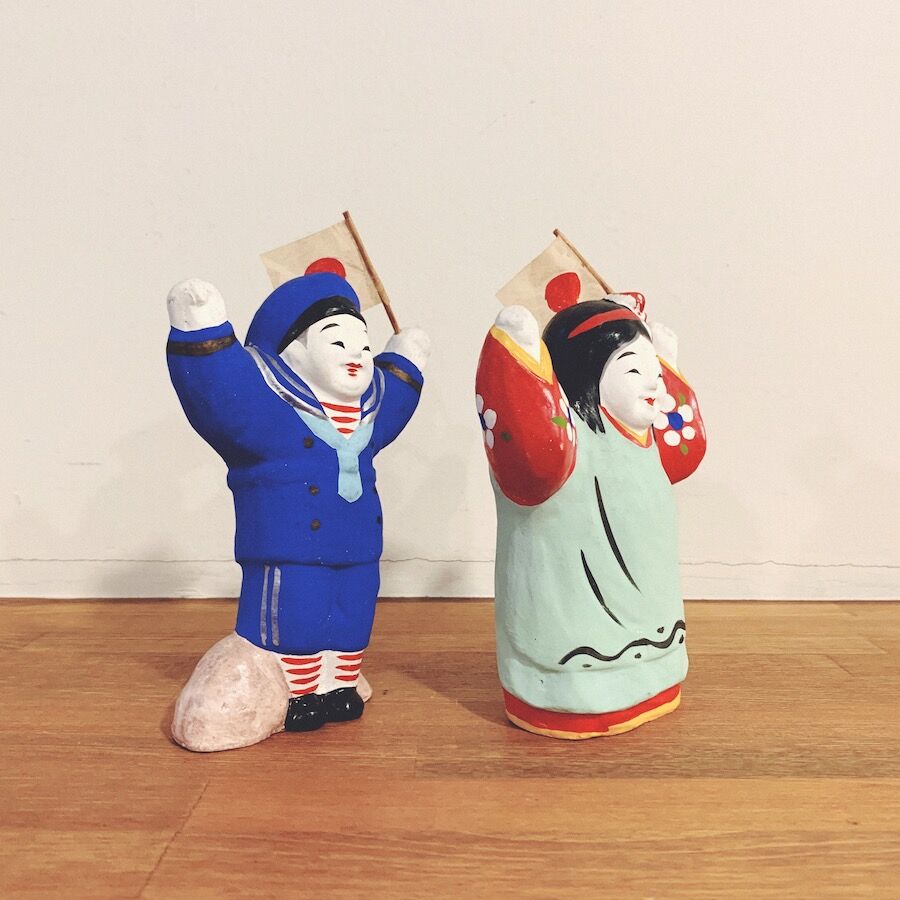 秋田・中山土人形『旗持ち童子』2体 | 象々の郷土玩具