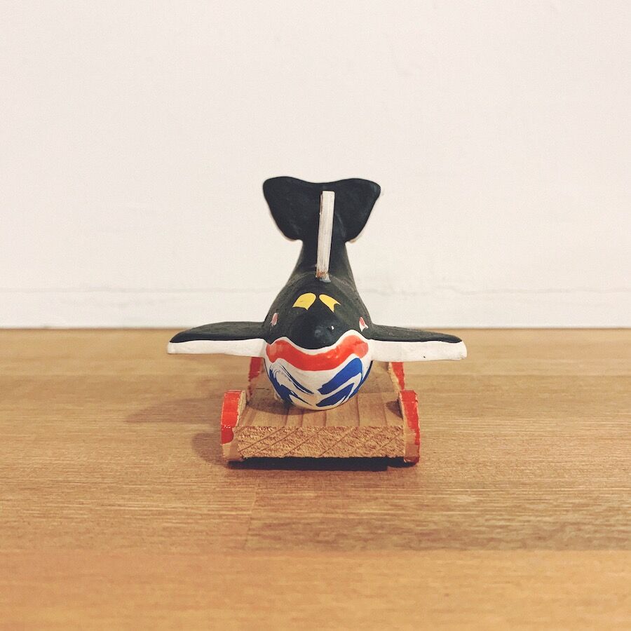 【激レア】平戸のあご車（トビウオ）郷土玩具（作者・上田昭典） No. 0283 完売御礼！ あご車 上田昭典 作 - おもちゃばこ 日本土鈴館
