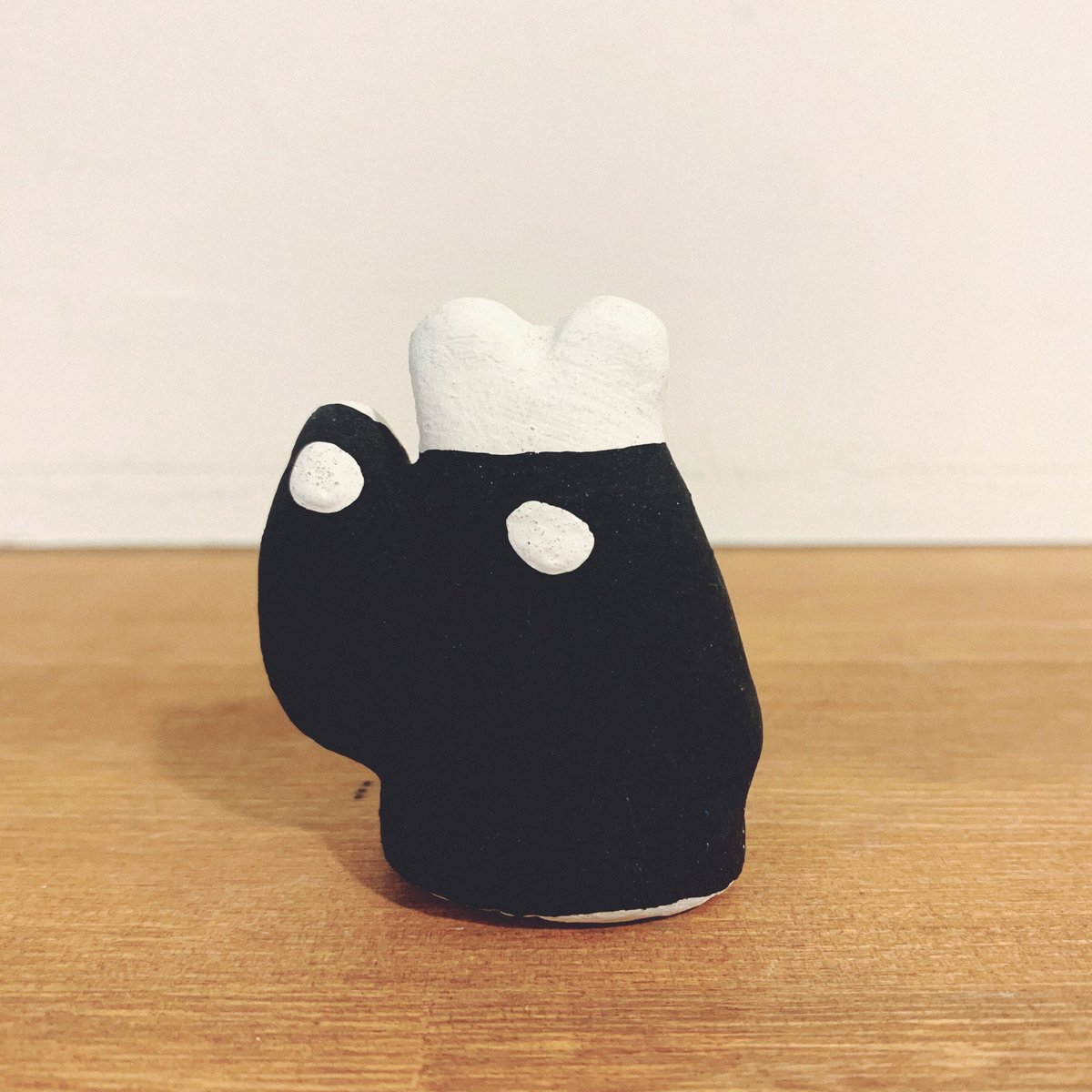 希少レア房総　昭和レトロ万祝泥人形　手猫　大漁　置物 堺湊焼の土鈴『初辰猫・左手』(羽織) | 象々の郷土玩具