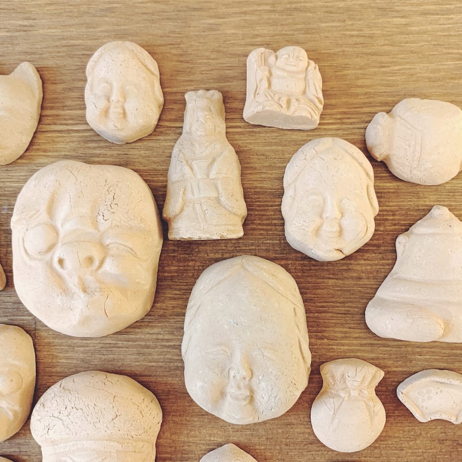 160B 古い 白い 泥めんこ 24点 素焼き おはじき 泥面子 鉛メンコ 泥メンコ 85個［検索/素焼き おはじき 土人形 泥人形 郷土