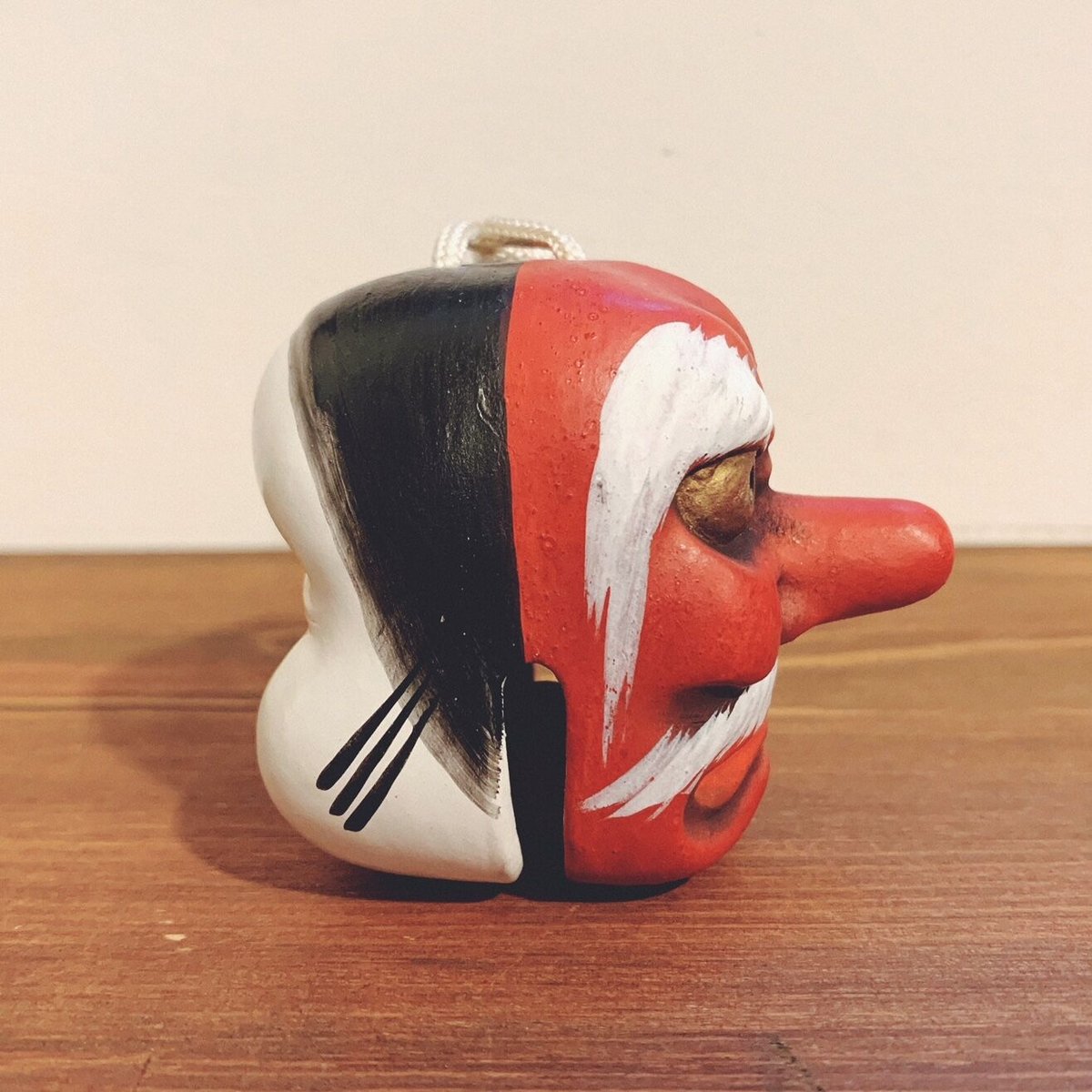 昭和の土鈴伝統的な女面と天狗の二面 昭和の土鈴伝統的な女面と天狗の二面