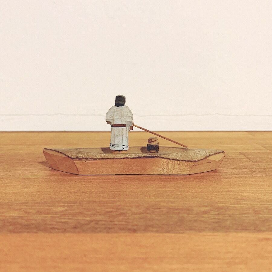 アイヌの木製玩具『イタオマチㇷ゚を漕ぐ人』 | 象々の郷土玩具