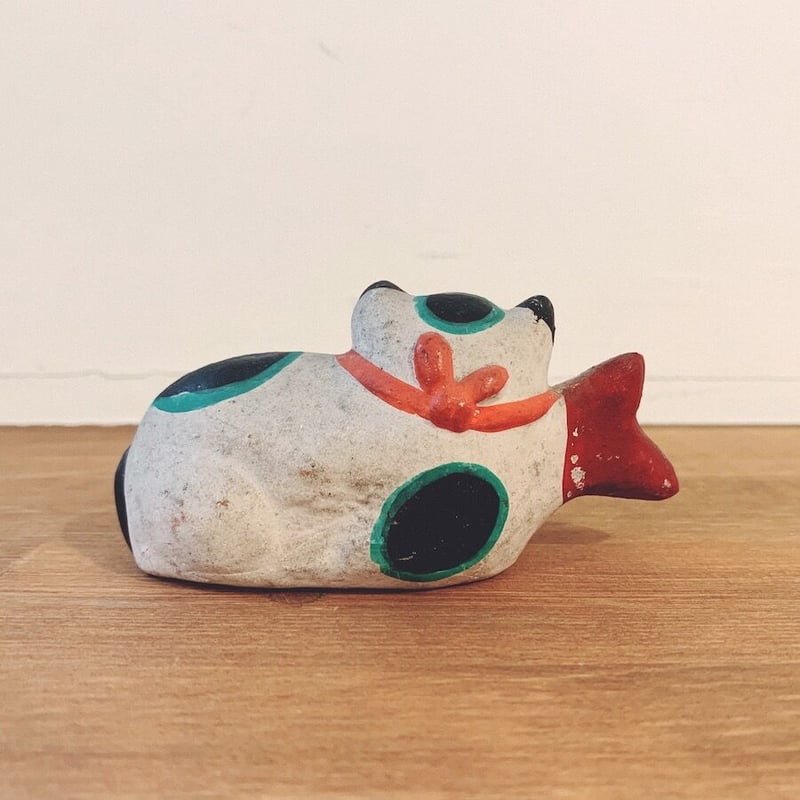 金魚咥え猫　陶器製　郷土玩具　堤人形 堤人形の『鯛くわえ猫』 | 象々の郷土玩具
