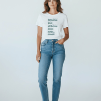 スタジオオリジナル英字Tシャツ（白 x エメラルドグリーン）