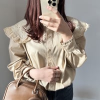 大きい襟のレトロシャツ