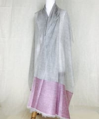 内モンゴル産 大判 薄手 ストール カラー： グレー x ボトムピンクモヘア サイズ： 217cm x 82.5cm （フリンジ部 1cm） 素材：カシミヤ100%