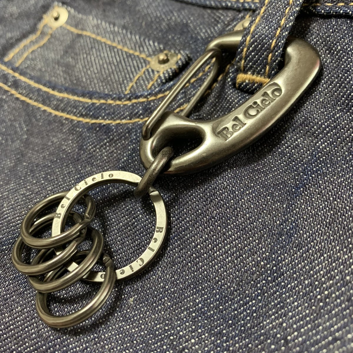 Bel Cielo 真鍮製 カラビナ&ロゴリングキーホルダー ブラック | RYANS 