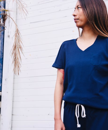 WIDE V-NECK T-SHIRTS