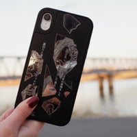 裏切りと愛はいつだってセットだったiphoneケース