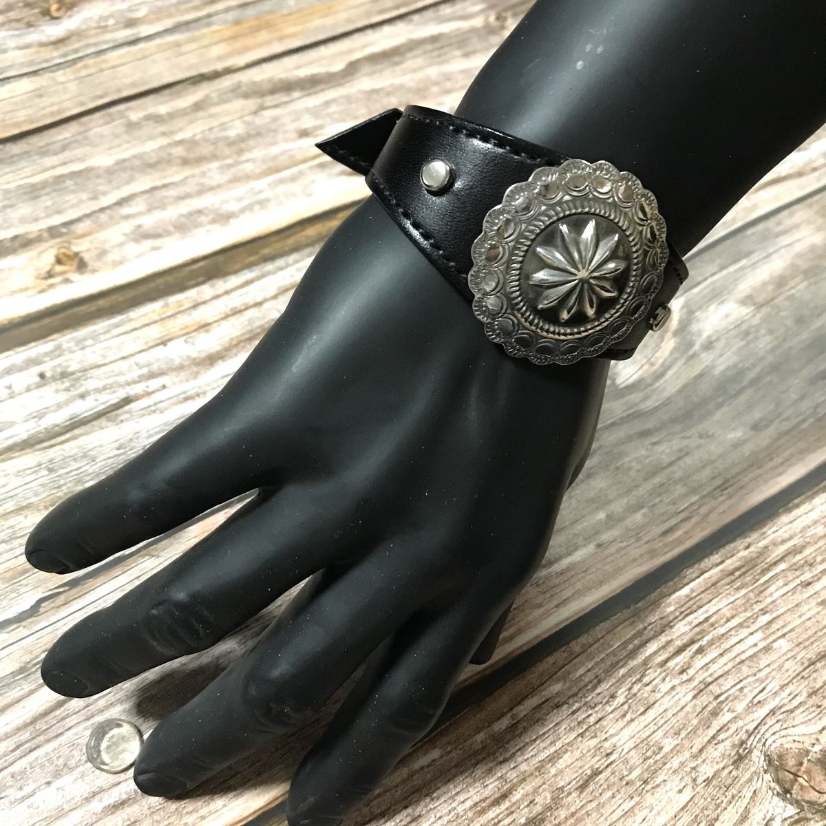 roar コンチョ　バングル　　ハンドメイド roar コンチョ バングル ハンドメイド - メルカリ