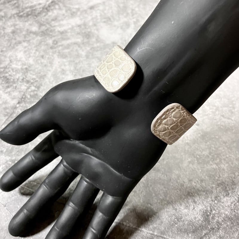 美品！Polina パンサーモチーフバングル黒 美品！Polina パンサーモチーフバングル黒 パンサー バングル S
