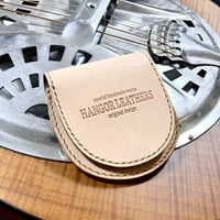 ギターピックケース リゾネーターデザイン ( サドルレザー 生成り ) ／革小物／ハンドメイド／Hangor Leathers