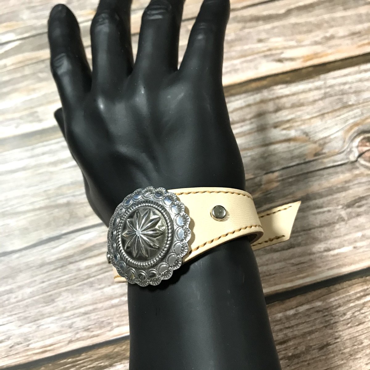 ＊展示品♪ハンドメイド♪ コンチョボタンのスタッズレザーブレスレット＊ 展示品♪ハンドメイド♪ コンチョボタンのスタッズレザーブレスレット