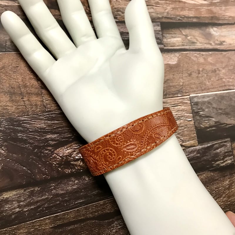 レザーブレスレット LEATHER BRACELET (ペイズリー柄型押し レザーブレスレット LEATHER BRACELET (ペイズリー柄型押し