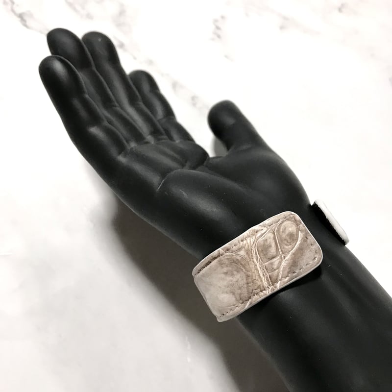 MANA Wrap Bangle/レザーバングル クロコ型押 ホワイト MANA Wrap Bangle/レザーバングル クロコ型押 ホワイト MANA