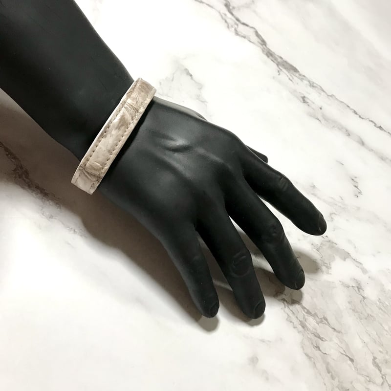 MANA Wrap Bangle/レザーバングル クロコ型押 ホワイト MANA Wrap Bangle/レザーバングル クロコ型押 ホワイト MANA