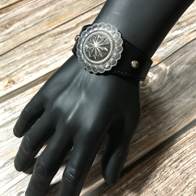 シルバーコンチョ付きレザーブレスレット 3リリー シルバーコンチョ レザーブレスレット LEATHER